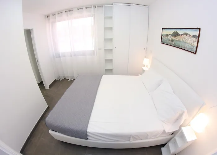 Mondo Suites Apartments アパート